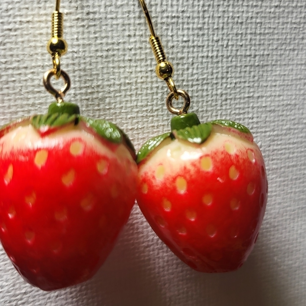 Strawberry Earings - New without tag - Picture 2 of 2